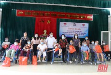 Quỹ “Bầu ơi” trao tặng xe lăn, học bổng cho người khuyết tật và trẻ mồ côi tỉnh Thanh Hóa