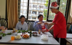 Hội Pháp Việt điều trị bằng tay tổ chức Noen