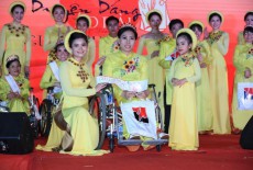 Đại sứ áo dài Việt Nam tôn vinh những con người kém may mắn trong cuộc đời