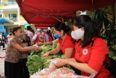 Hàng trăm suất quà đến tay người nghèo tại Chợ Nhân đạo