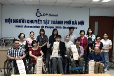 Tiến sĩ Uwano Toshiyuki giúp người khuyết tật Việt Nam tiếp cận giao thông bằng thiết bị dốc di động