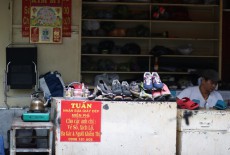 Người đàn ông hơn 20 năm sửa chữa, tặng giày dép cho người nghèo