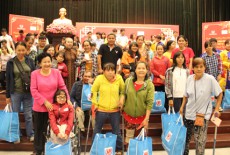 TP.HCM: Trao 2.000 phần quà Tết cho người khuyết tật và trẻ mồ côi