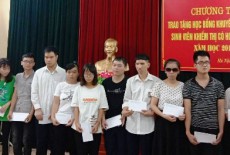 Hà Nội trao quà cho học sinh khiếm thị