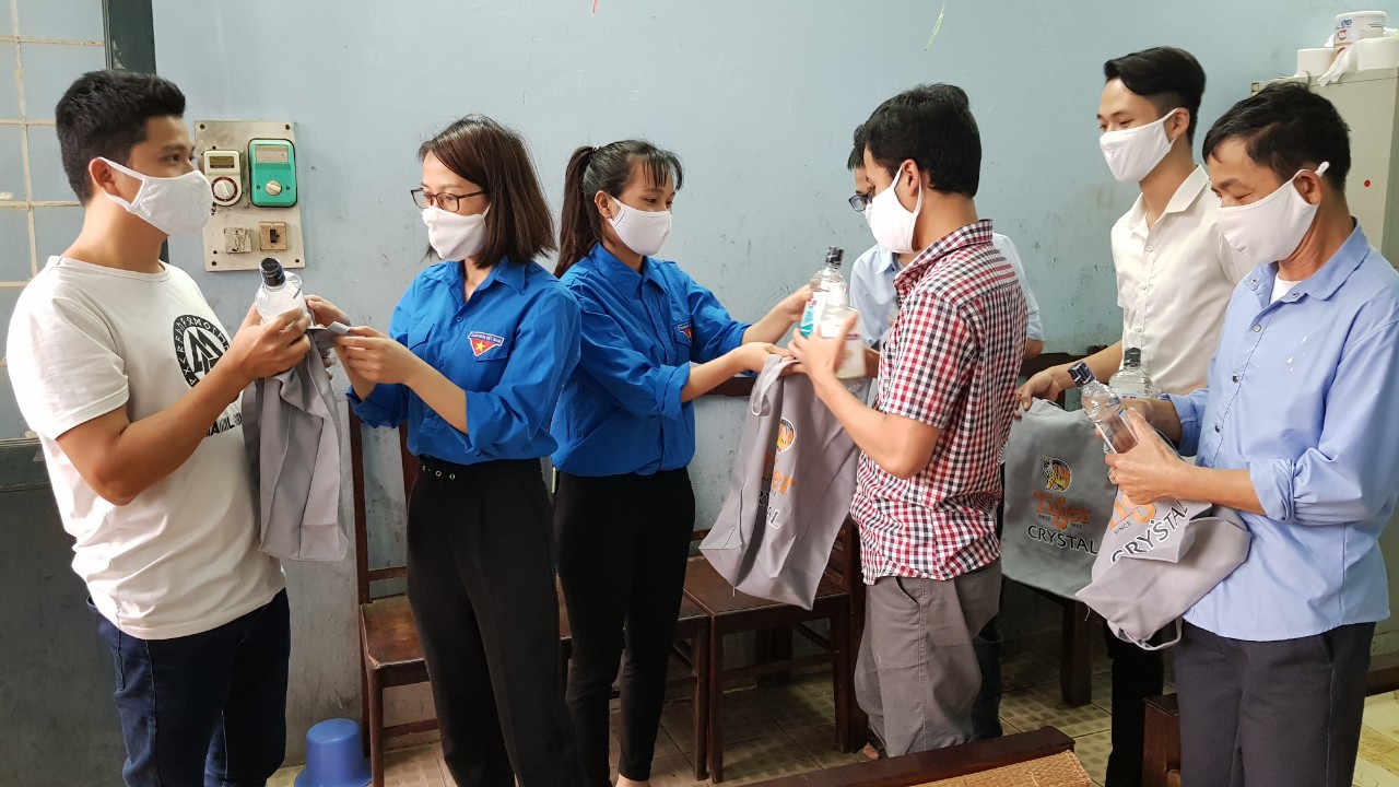 Ảnh 3: Đoàn viên Thanh niên Hội Người mù trao tặng học viên 